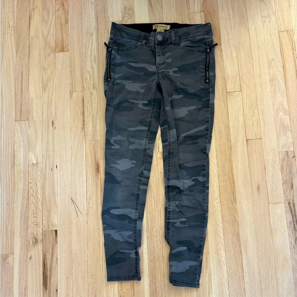 Democracy Gray Skinny Jeans with Modern Fit - size 4